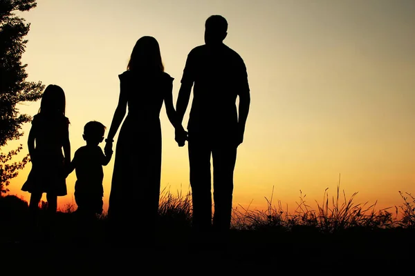 Silhouette einer glücklichen Familie mit Kindern — Stockfoto