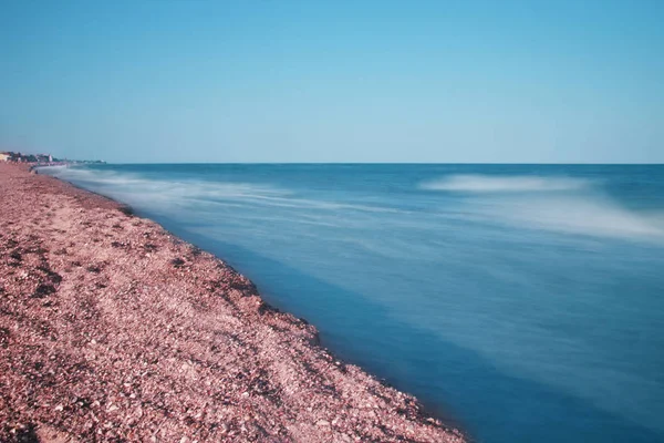 Nádherné scenérie pobřeží v létě na povaze — Stock fotografie