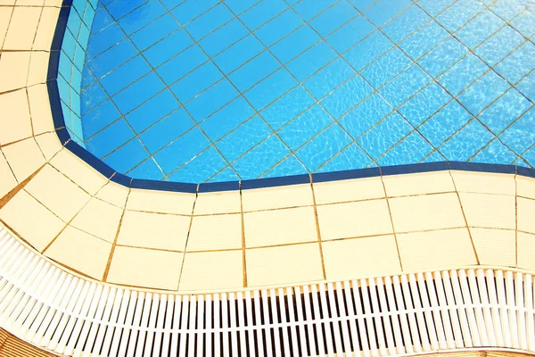 Agua azul en el fondo de la piscina — Foto de Stock