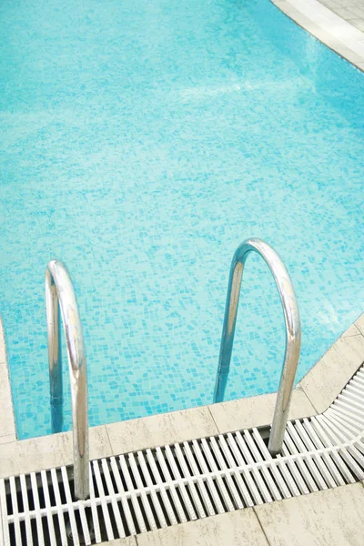 Stylish beautiful staircase in the accepted Swimming pool outdoo — Stock Photo, Image