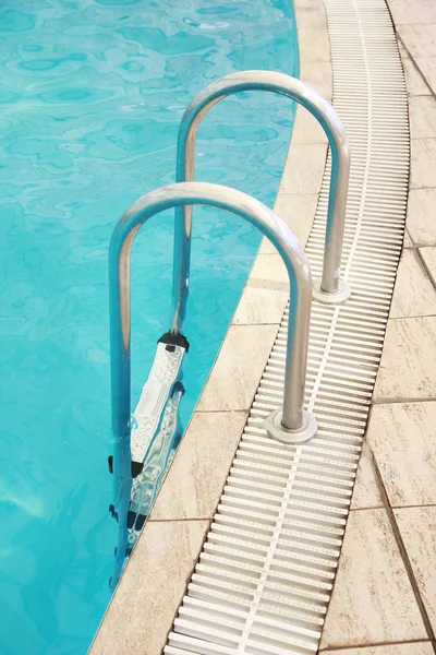 Elegante escalera hermosa en la piscina aceptada al aire libre —  Fotos de Stock