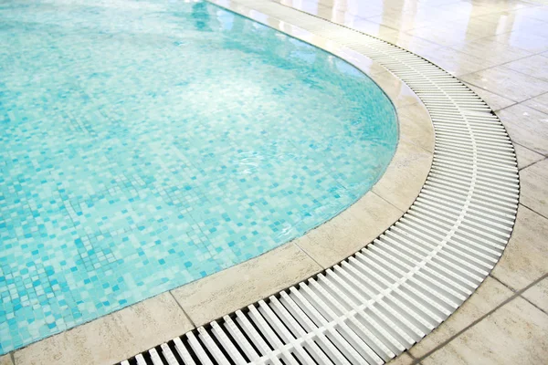 Elegante escalera hermosa en la piscina aceptada al aire libre — Foto de Stock