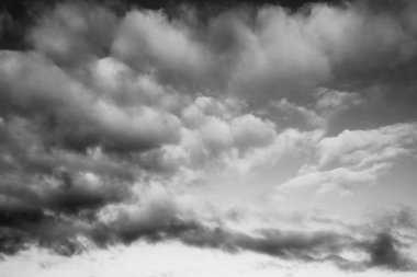 Mavi gökyüzüne karşı fantastik yumuşak beyaz bulutlar