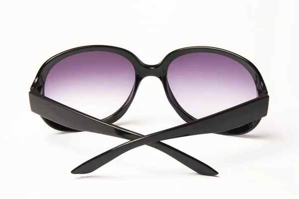 Óculos de sol elegantes em um fundo branco — Fotografia de Stock