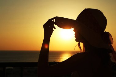 Kız şapka siluet denizde 