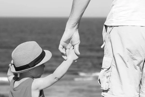 Padre sostiene la mano del niño en el mar —  Fotos de Stock