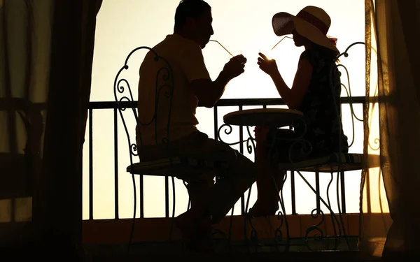 Silhouette de couple amoureux boire un verre — Photo