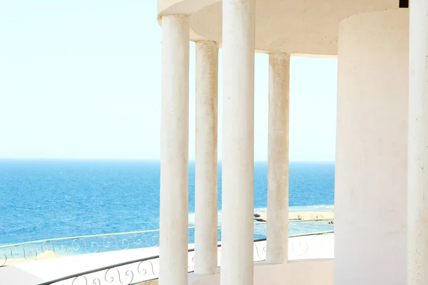 Arco di finestre con vista mare — Foto Stock