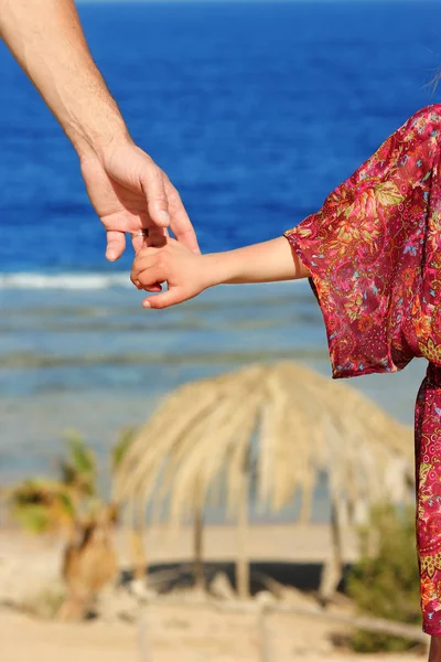 Padre sostiene la mano del niño en el mar —  Fotos de Stock