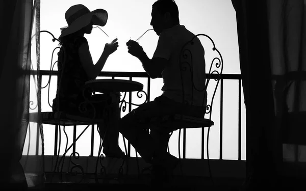 Silhouette of couple in love drink a drink — Stock Photo, Image