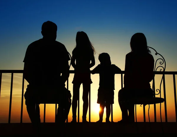 Silhouette of a family at sea — Stock Photo, Image