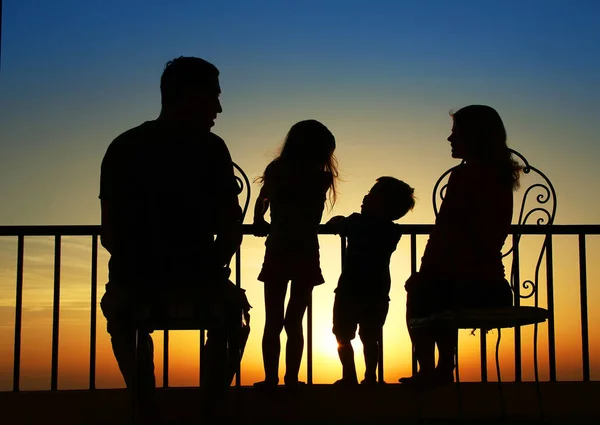 Silhouette of a happy family at sea — Stock Photo, Image