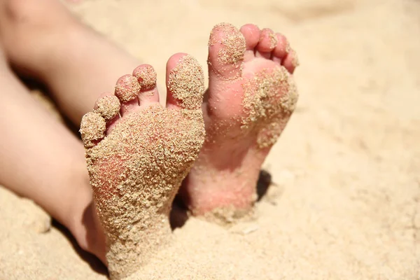 Benen van een kind op het zand — Stockfoto