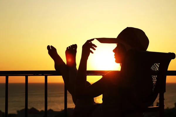 Ragazza in silhouette cappello sulla riva del mare — Foto Stock