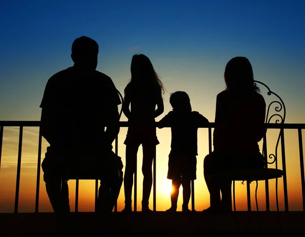 Silhueta de uma família no mar — Fotografia de Stock