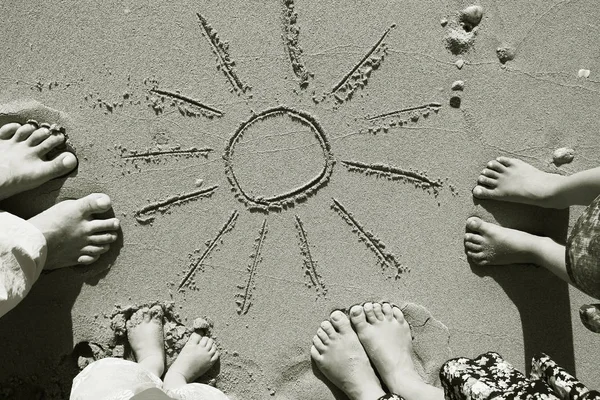 Rodinné nohy do písku na pláži — Stock fotografie