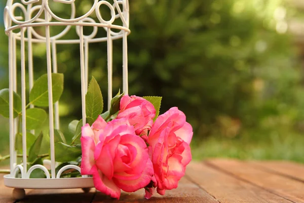 Cage décorative avec des fleurs pour la cérémonie de mariage — Photo