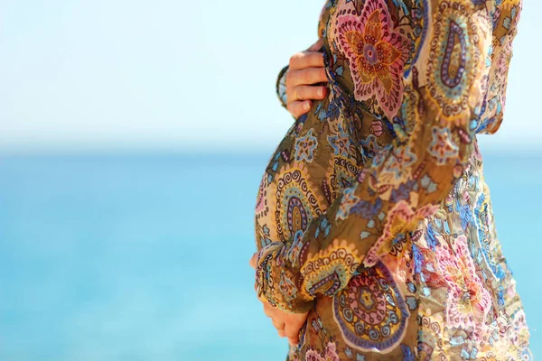 Mujer embarazada en la playa — Foto de Stock