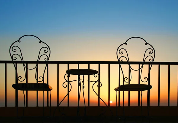 日落时的椅子剪影 — 图库照片