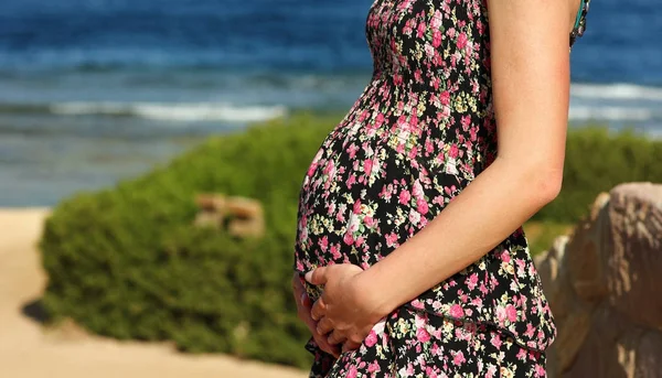 Zwangere vrouw op het strand — Stockfoto