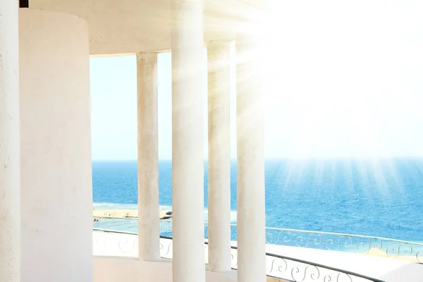 Arco de janelas com vista mar — Fotografia de Stock