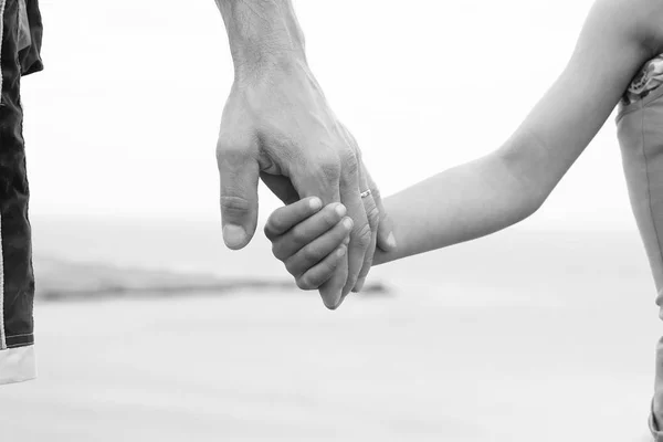 Genitore tiene la mano del bambino sulla spiaggia — Foto Stock