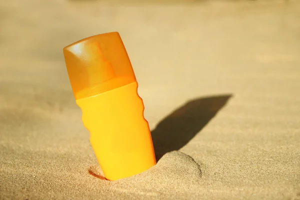 Crème sur les vagues de sable sur la plage — Photo