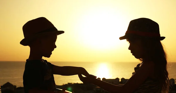 Silhouette dei bambini sulla spiaggia — Foto Stock