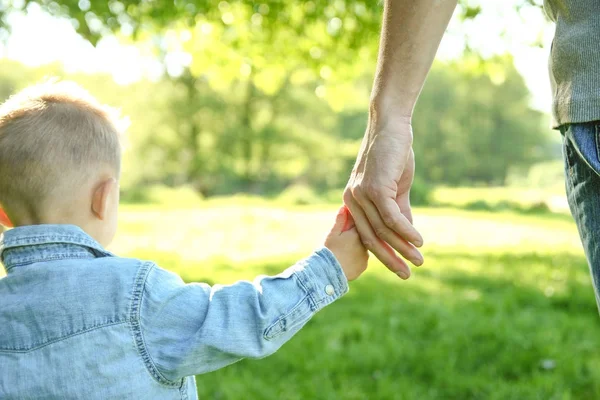 Rodič Drží Ruku Dítěte — Stock fotografie