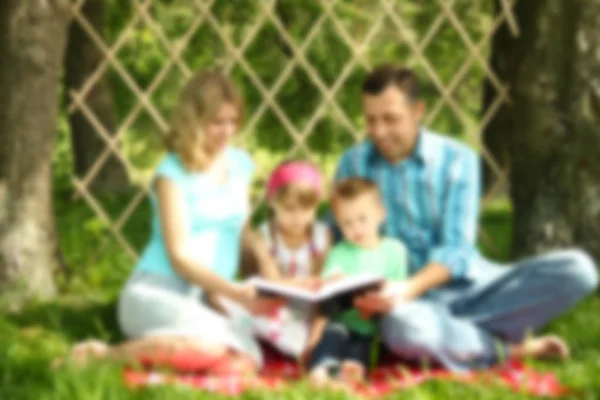 Família jovem lendo a Bíblia — Fotografia de Stock