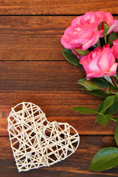 Hart met rozen voor de vakantie Valentijnsdag — Stockfoto