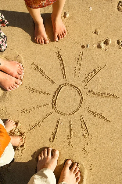 Les pieds en famille sur le sable sur la plage — Photo