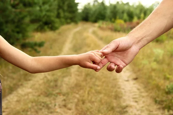 Ouder houdt de hand van een klein kind — Stockfoto