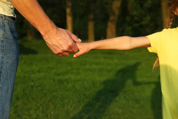 Förälder håller ett litet barns hand — Stockfoto