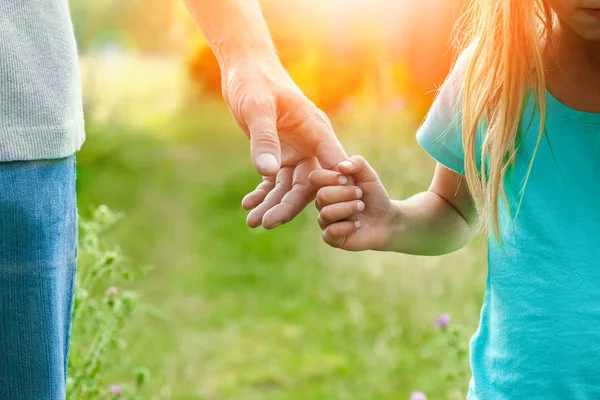 Händerna på förälder och barn i naturen — Stockfoto