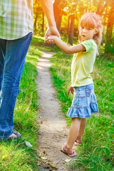 Родитель, держащий руку ребенка на счастливом фоне — стоковое фото