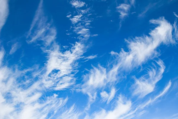 Fantásticas nubes blancas suaves contra el cielo azul —  Fotos de Stock