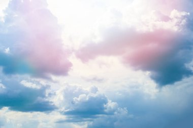 Mavi gökyüzüne karşı fantastik yumuşak beyaz bulutlar