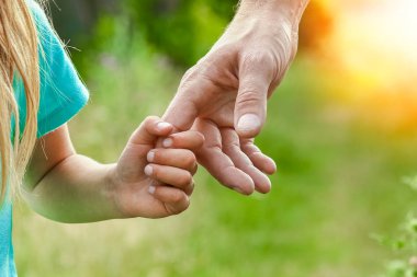 Doğadaki ebeveyn ve çocuğun elleri