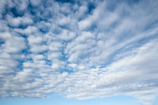 Fantastiche nuvole bianche morbide contro il cielo blu — Foto Stock