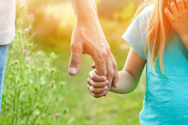 Mãos de pai e filho na natureza — Fotografia de Stock