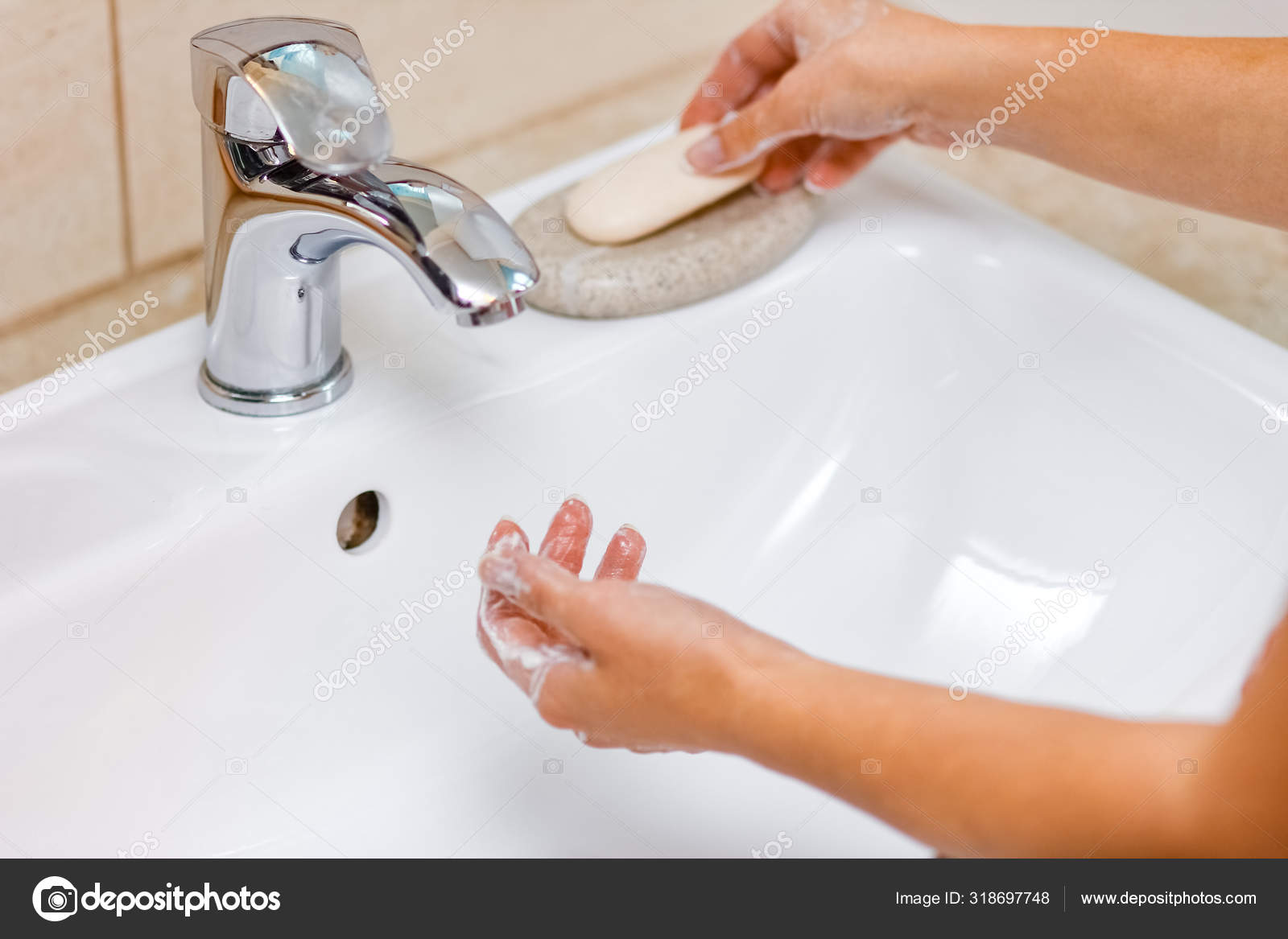 Las manos lavadas en el lavabo de baño — Foto de stock © Kostia777