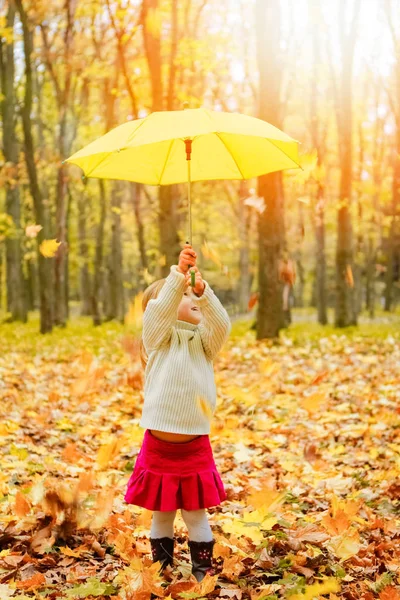 Happy child playing outdoors in autumn in the park — Stock Photo, Image