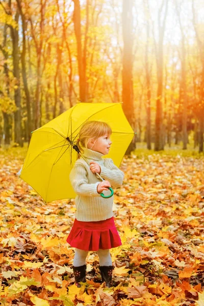 Happy child playing outdoors in autumn in the park — Stock Photo, Image