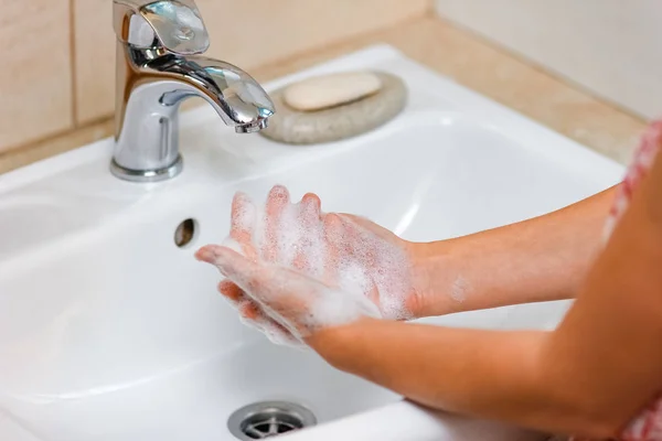 Hygienekonzept. Händewaschen mit Seife unter dem Wasserhahn mit — Stockfoto