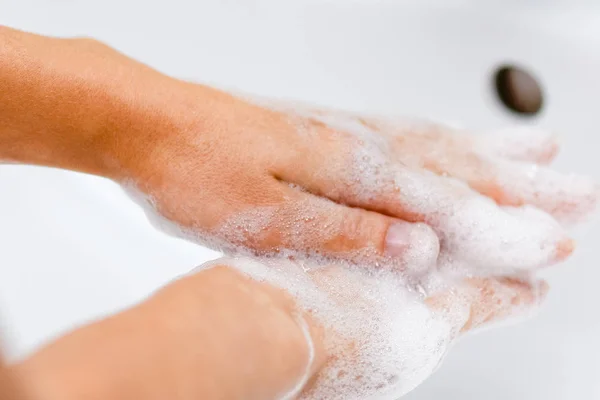 Концепція гігієни. Миття рук з милом під краном з w — стокове фото