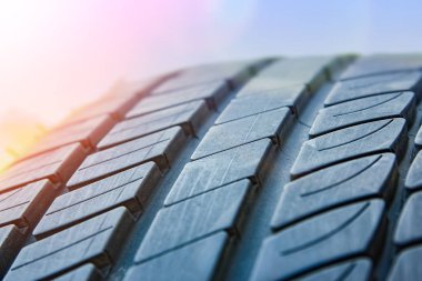 Otomatik arkaplan için araba lastikleri ve tekerlekleri