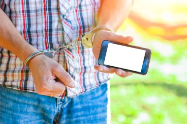 adam parkta açık havada kelepçeli