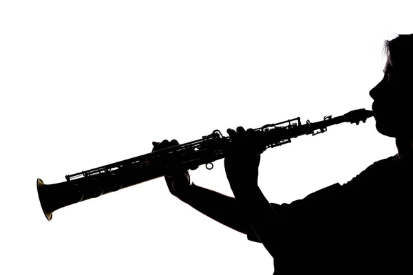 Saxafon sur fond blanc dans les mains d'un musicien silhouette — Photo