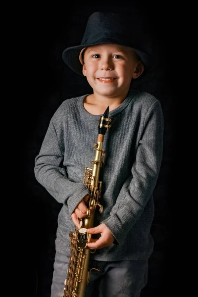 Bambino felice suona il sassofono in studio — Foto Stock